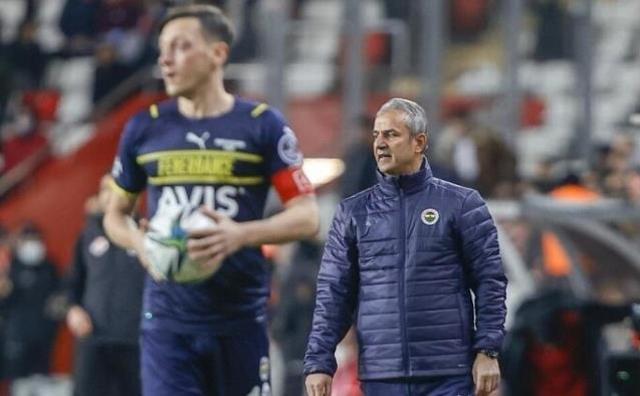 Fenerbahçe'de ortalık yangın yeri! Mesut Özil, İsmail Kartal'a Almanca küfürler savurdu