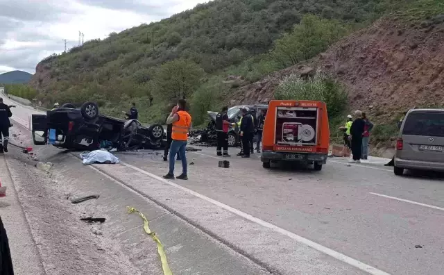 Son dakika haberi: Çankırı'da hafif ticari araç ile minibüs çarpıştı: 3 ölü, 12 yaralı