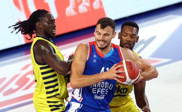 Basketbolda 36. Erkekler Cumhurbaşkanlığı Kupası'nı Fenerbahçe'yi yenen Anadolu Efes kazandı