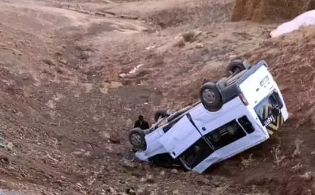 Okul servisi uçuruma yuvarlandı: 11 öğrenci yaralı