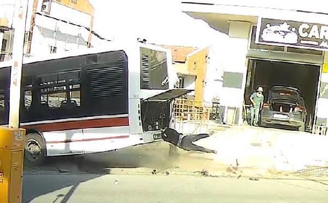 Arızalanan otobüs hareket edince motor kaputuna tutunup sürüklenen şoförün başına gelenler korkuttu