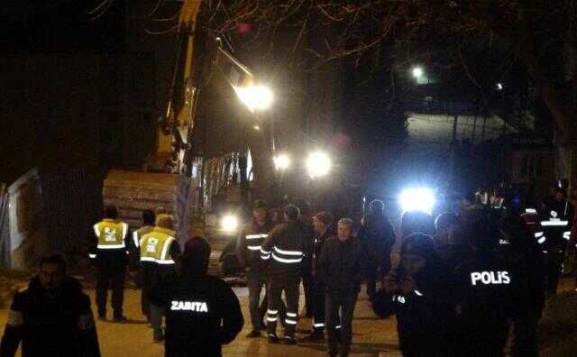 Olası deprem haberleriyle gündeme gelen İstanbul'da yoldaki çökme nedeniyle iki bina boşaltıldı