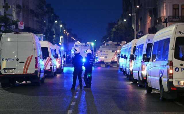 Fransa yanarken Cumhurbaşkanı Emmanuel Macron ve eşi konserde eğlendi