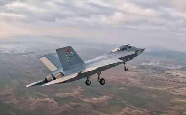 Erdoğan'dan Kaan açıklaması: Parçası 'kalorifer peteğine benziyor' diyen hazımsızlara rağmen uçağımız göklerle buluştu