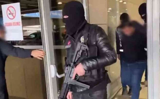 Kırmızı bültenle aranan 2 uyuşturucu baronu İstanbul'da yakalandı
