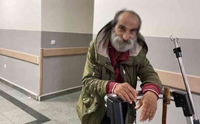 Yaşlı adam, 6 yıldır hastanenin acil servisinde yaşıyor: Ayaklarında kurtlar çıkmış