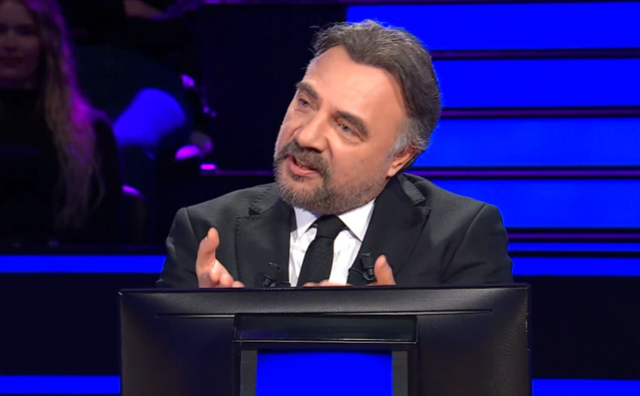 ATV ekranlarının sevilen yarışma programı Kim Milyoner Olmak İsterde dün akşam yaşananlar izleyenleri şaşırttı. Sunucu Oktay Kaynarca’nın yarışmacıya yönelttiği dikkat çekici soru ve yarışmacının verdiği cevap, programa farklı bir renk kattı.