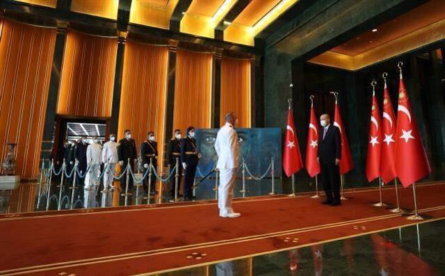 Cumhurbaşkanı Erdoğan, 30 Ağustos tebriklerini ''Mülteci Çocuk'' tablosu önünde kabul etti