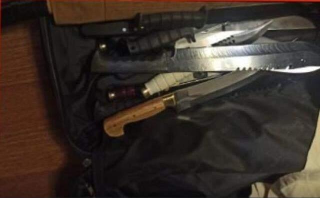 Samuray kılıçlı katil polise direnmiş! İşte evinden çıkan kesici aletlerin tam listesi