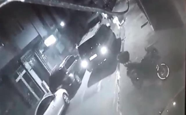 İstanbul'da tekme ve yumruklu kavga kamerada: Önce darp etti sonra 7 bin lira olan montu çaldı