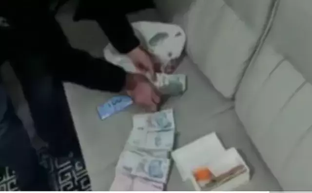 Afyonkarahisar'da FETÖ'ye yönelik operasyonunda yarım milyona yakın para ve altın ele geçirildi.