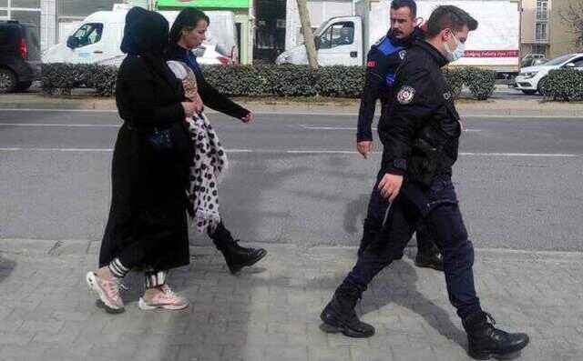 Dilenen kadının kucağındaki kundaktan bebek değil oyuncak ayı çıktı