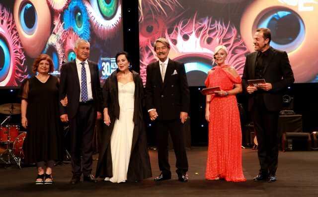 Adana Altın Koza Film Festivali'nde özel ödül alan Türkan Şoray ve Kadir İnanır el ele