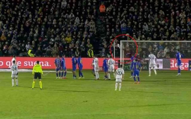 Takım arkadaşına dil dökerek topu alan Arda'nın frikiğini tüm stat ağzı açık izledi