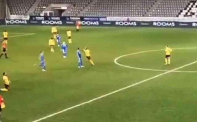 Kıbrıs kupası çeyrek final maçında rakibinin ırkçı hakaretlerine maruz kalan futbolcu, rakibine yumruk attı