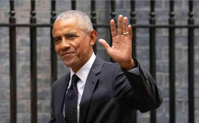 Eski ABD Başkanı Barack Obama, Londra'nın Downing Sokağı'ndaki Başbakanlık Ofisi'nde görüldü.