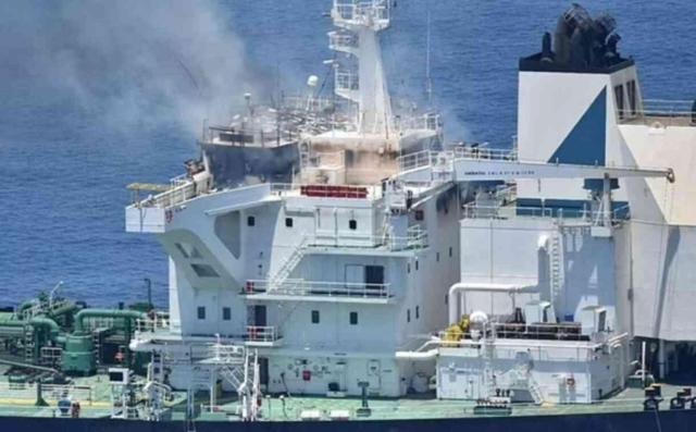 Yemen'deki Husiler, petrol tankerinde saldırı sonrası meydana gelen patlamamın videosunu yayınladı