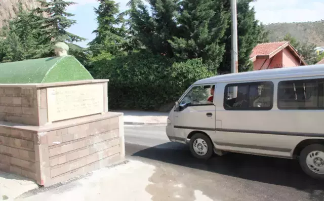 Afyonkarahisar’da Yol Ortasında Kalan Türbe: Gülaboğlu Muhammed Askeri
