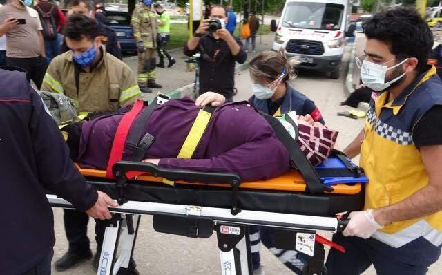 BURSA'DA OTOMOBİL, OTOBÜS DURAĞINA DALDI: 5 YARALI