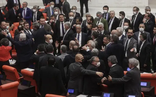 Meclis'te yumruk yumruğa kavga! Vekiller ayıramayınca oturuma ara verildi