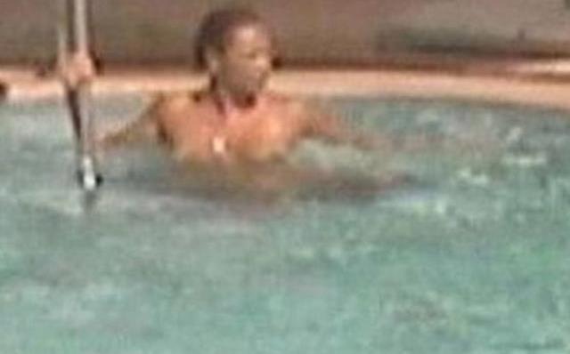 Biri balkona çıplak çıktı, diğeri çıplak havuza girdi! İşte magazin bomba olayları