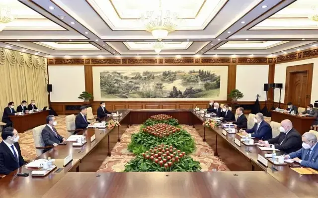 Çin Cumhurbaşkanı Xi, Birleşik Rusya Partisi Başkanı Medvedev'i Kabul Etti