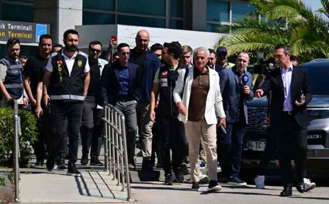 Manşetlerden biri taraftarı kızdıracak! Mourinho'nun Fenerbahçe'ye gelişi Avrupa'yı salladı
