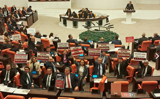 Bakan Yerlikaya'ya TBMM'de kayyum protestosu