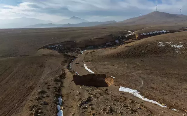 Kent merkezinin dibinde! Tam 15 metre çöktü