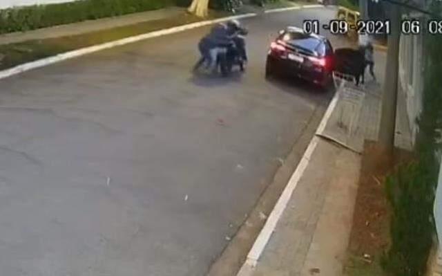 Soyguncular bu sefer kayaya vurdu! Silah çektikleri kişiler belediye başkanı korumaları çıktı