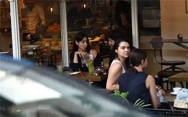 Sevgilisiyle Dudak Dudağa Görüntülendi!