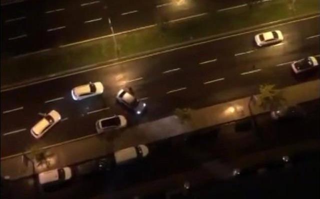 Şüpheli şahısların polis otolarına çarparak kaçtığı anlar kamerada