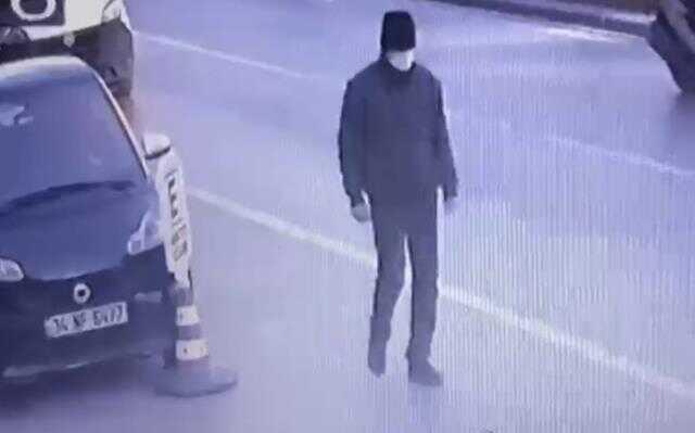 Silahlı gasp girişimi kamerada! Üstünü değiştiren gaspçıyı montu ele verdi