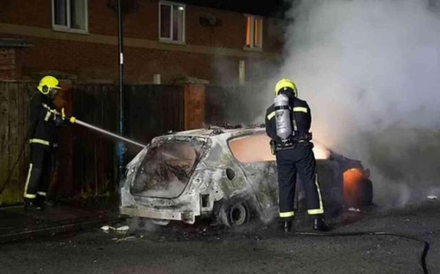 İngiltere'de üç çocuğun öldürülmesinden sonra başlayan olaylar büyüyor: Polis araçları ateşe verildi, 100 kişi gözaltına alındı