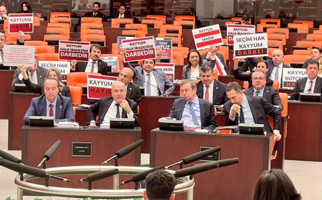 Bakan Yerlikaya'ya TBMM'de kayyum protestosu