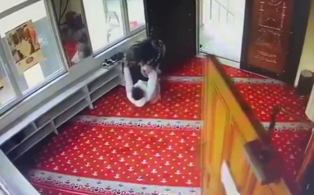 Cami İçinde Dehşet: 16 Yaşındaki Çocuk Makasla Yaralandı