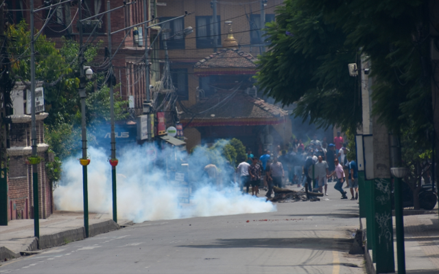 Nepal'de protestolar şiddetlendi! Eski başbakanın eşi yanarak can verdi