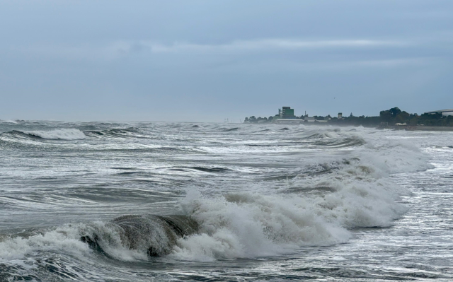 Uzmanlardan uyarı üstüne uyarı geldi! Şehirde dalga boyu 5 metreyi buldu