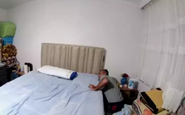 Yorganın altında yakalanan şahsın bulunduğu yatak odası