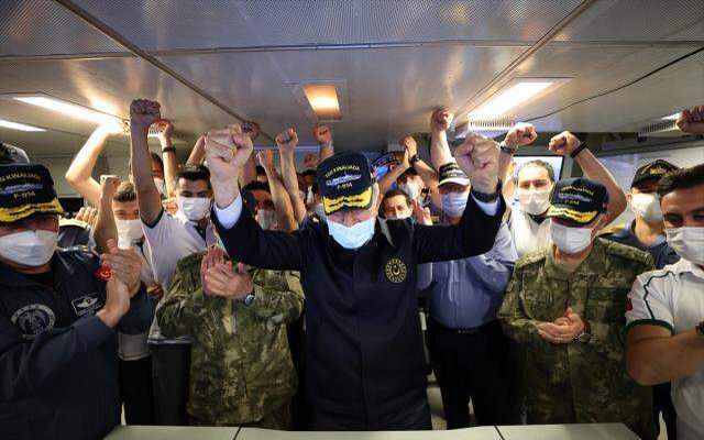 Atmaca füzesinin isabetli vuruşunda harekat merkezinde büyük coşku yaşandı