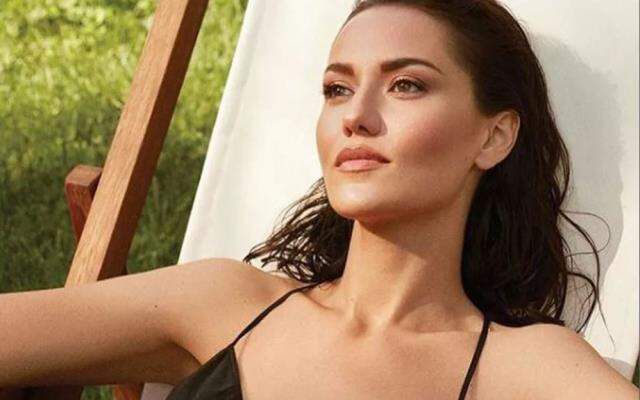 Ünlü oyuncu Fahriye Evcen'in siyah ince askılı elbisesi ortalığı yıktı geçti