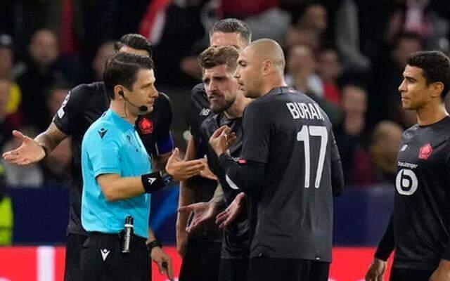 Burak Yılmaz'dan Türkçe isyan! Halil Umut Meler, Şampiyonlar Ligi'nde çıldırttı