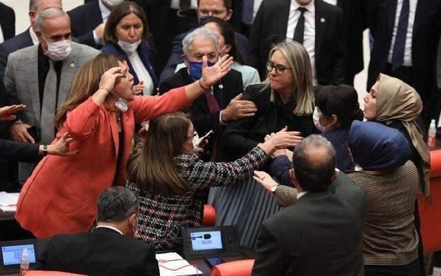 Meclis'te tansiyon hiç düşmüyor! Bu kez kadın vekiller kavga etti