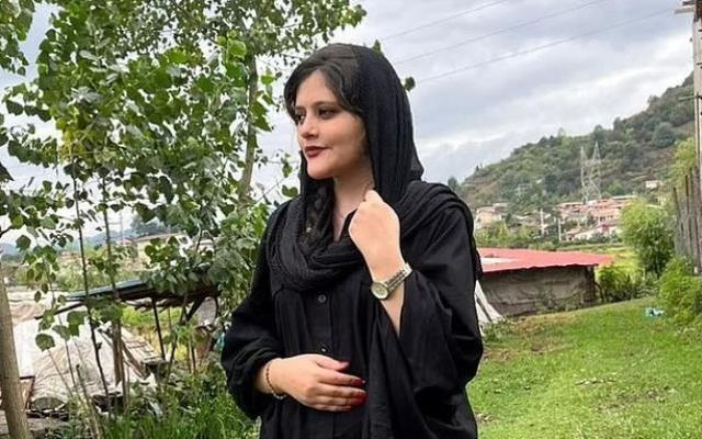 İran'ı daha da karıştıracak görüntü! Polisin gözaltına aldığı kadını taciz ettiği anlar kamerada