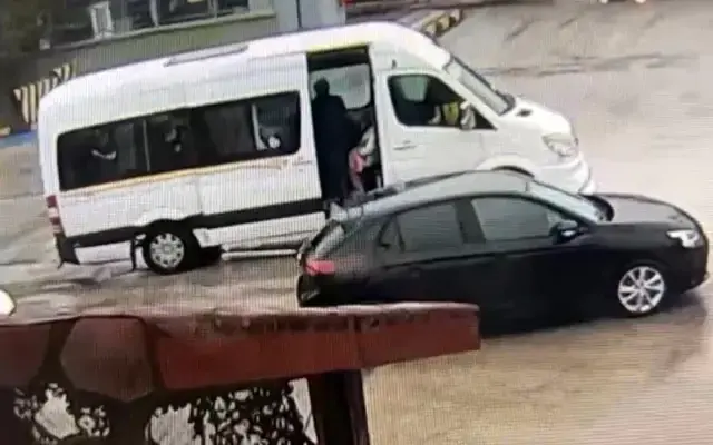 Cadde ortasında akıl almaz olay! Görüntü sonrası servis şoförünün işine son verildi