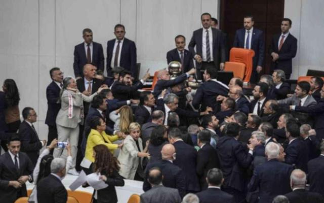 Alpay Özalan ile Ahmet Şık olayı nedir? Meclis'te Alpay Özalan ve Ahmet Şık kavgası nedir?