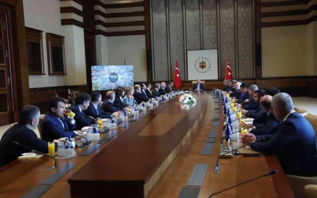 Ali Koç'tan Cumhurbaşkanı Erdoğan'a ziyaret! Verilen mesaj da hediye de dikkat çekiciydi
