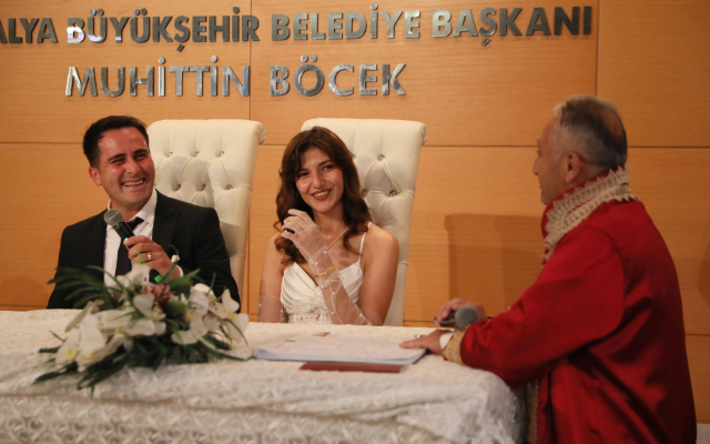 12 ay boyunca bugünü bekleyip nikah masasına oturdular