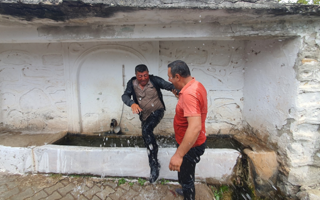 İlginç gelenek! 'İlgisiz akrabalar' tek tek tespit edilip su dolu yalağa atılıyor