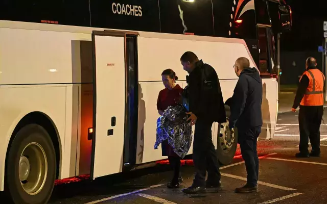 Trende bıçaklı saldırı dehşeti! 9'u ağır 10 kişi yaralandı